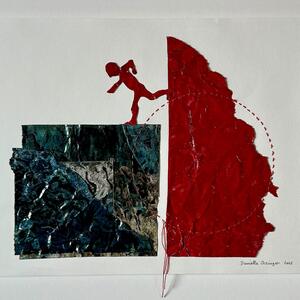 Collage auf weissem Grund: Eine rote Papierfigur springt von einer roten Fl&auml;che, links eine blaugr&uuml;ne Papierfl&auml;che.
