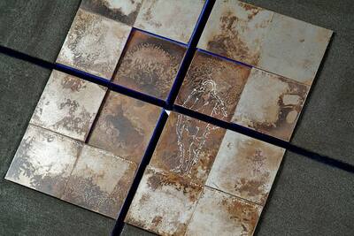 Eight rusty plates arranged in a cross with fine drawings on a dark ground with blue joints.