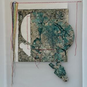 Collage in Blaugr&uuml;n auf durchscheinendem Tr&auml;ger mit runder Form, farbigen F&auml;den links und einer roten Linie; unten eine kleine Figur.