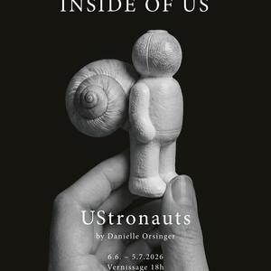 Ausstellungsplakat &laquo;UStronauts &ndash; Out there, inside of us&raquo;: Eine Hand h&auml;lt eine weisse Figur mit Schneckenhaus auf dem R&uuml;cken.