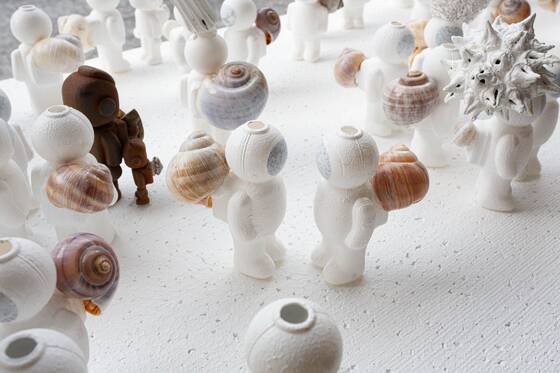 A crowd of white UStronauts with snail shells, a RAWbot on the left and an empty sphere in the foreground.